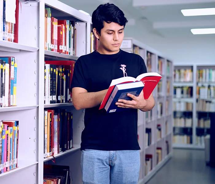 Estudiante de la carrera de Filosofía en la biblioteca de la Javeriana Cali