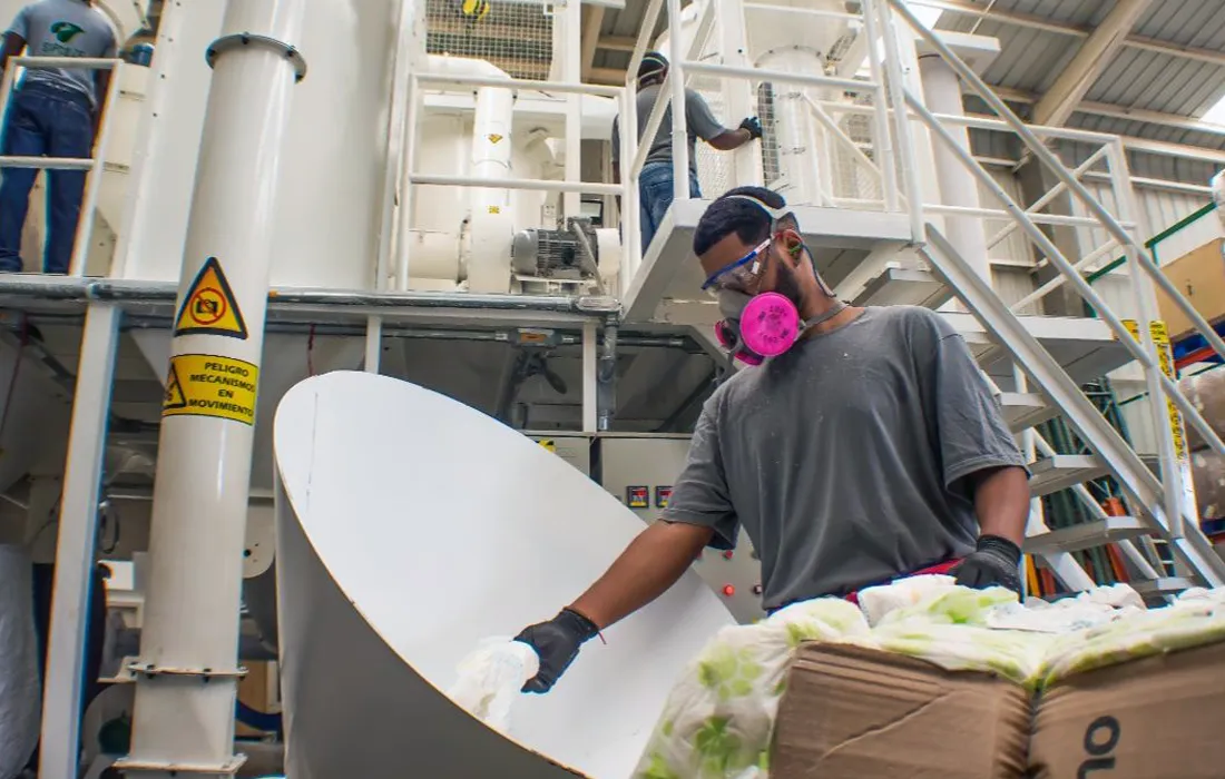 Este emprendimiento aprovecha la materia prima de los pañales desechables: celulosa, polipropileno, polietileno y un polímero super absorbente Este emprendimiento aprovecha la materia prima de los pañales desechables: celulosa, polipropileno, polietileno y un polímero super absorbente