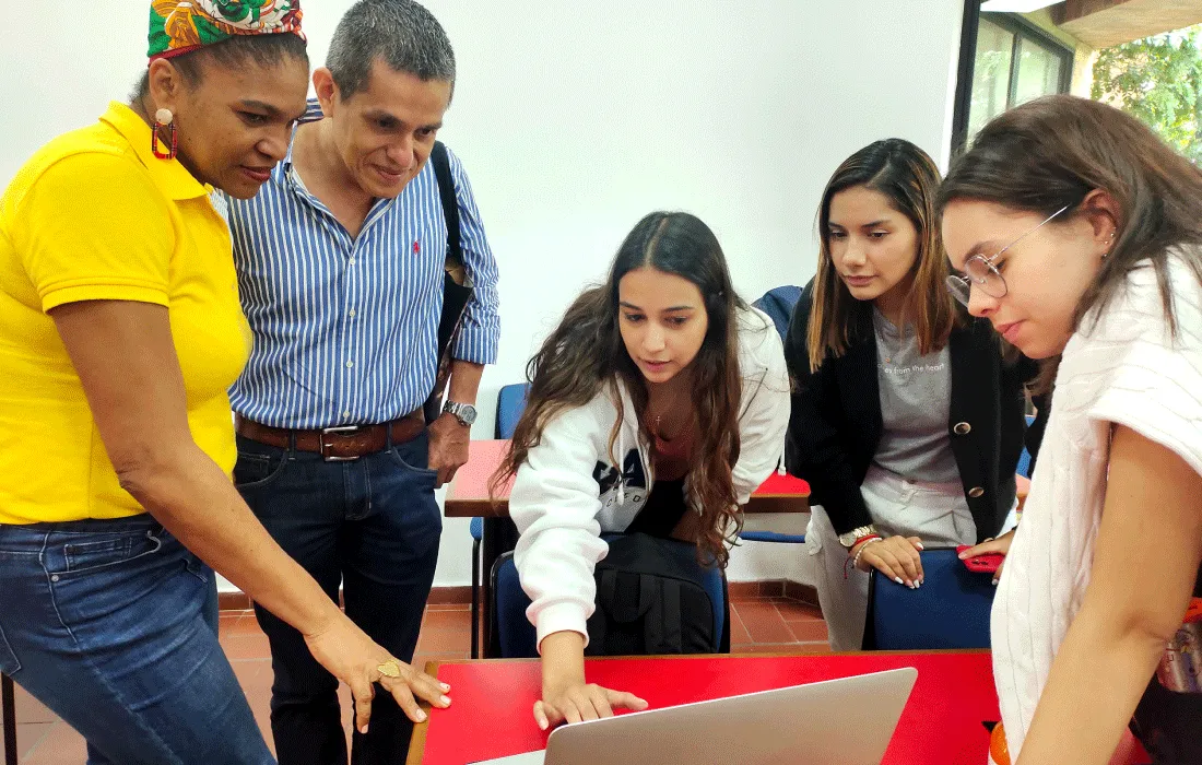 Estudiantes de Diseño trabajan con emprendedores de Comfandi