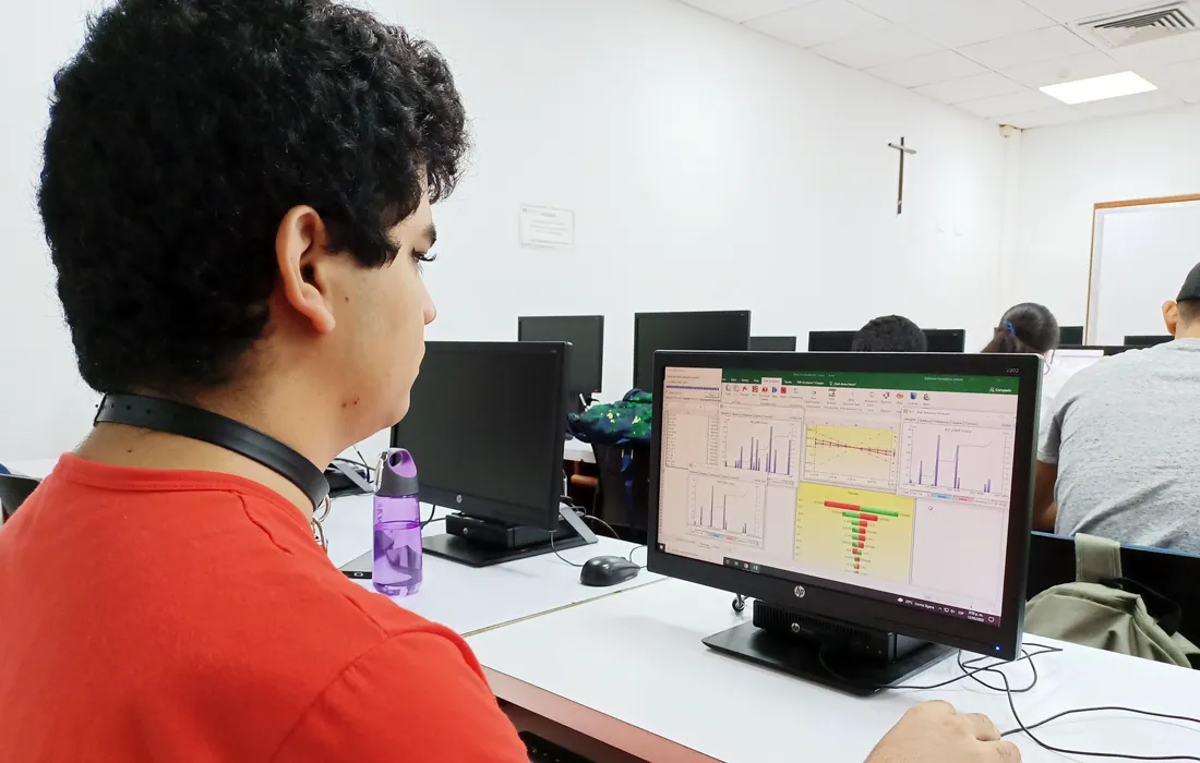 Estudiante de Ingeniería Industrial de la Javeriana Cali usando el software Risk Simulator