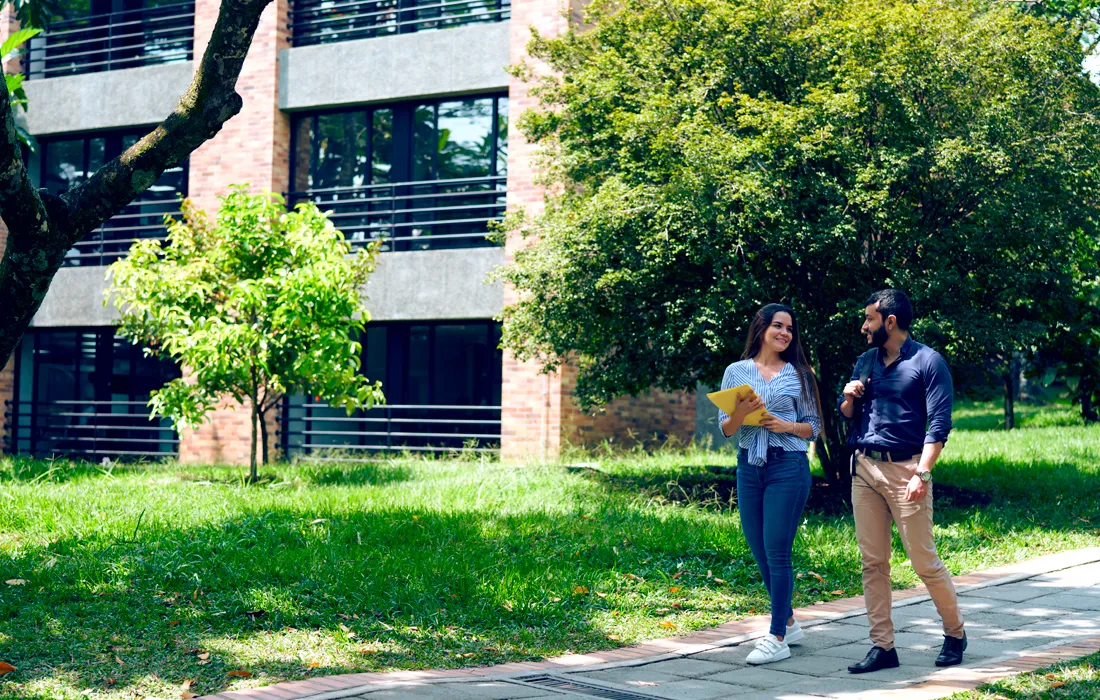 Estudiantes caminando en el campus de la Universidad Javeriana Cali
