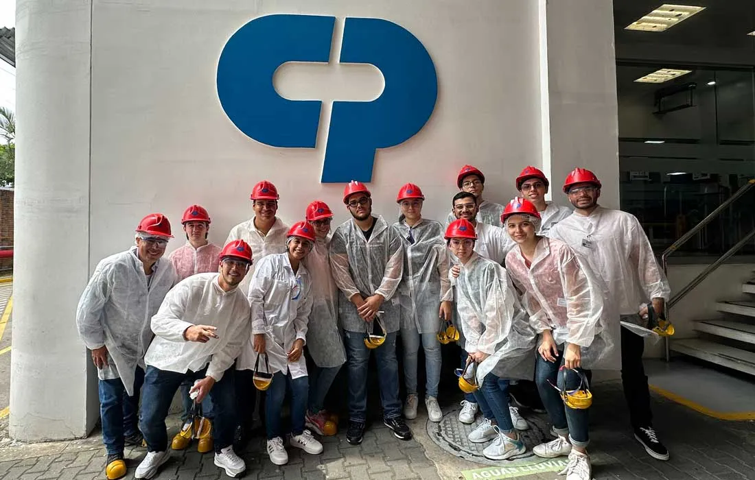 Estudiantes de Administración de Empresas visitaron la planta de producción de Colgate 