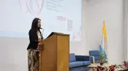 Dra. Claudia Vivas, Directora de la Maestría de Gerencia de Organizaciones de Salud, brondando los saludos de bienvenida al II Foro Andino Por la Salud de Ellas, en el Auditorio Los Almendros de la Javeriana Cali