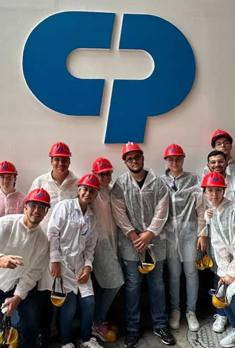 Estudiantes de Administración de Empresas visitaron la planta de producción de Colgate 